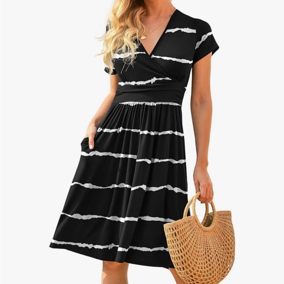 Women’s short sleeved, V-neck casual dress with pockets. Size Large - Picture 1 of 4